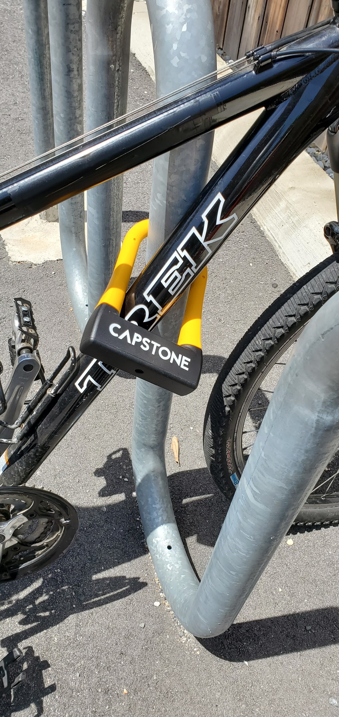 A U-lock correctly securing a bike frame.